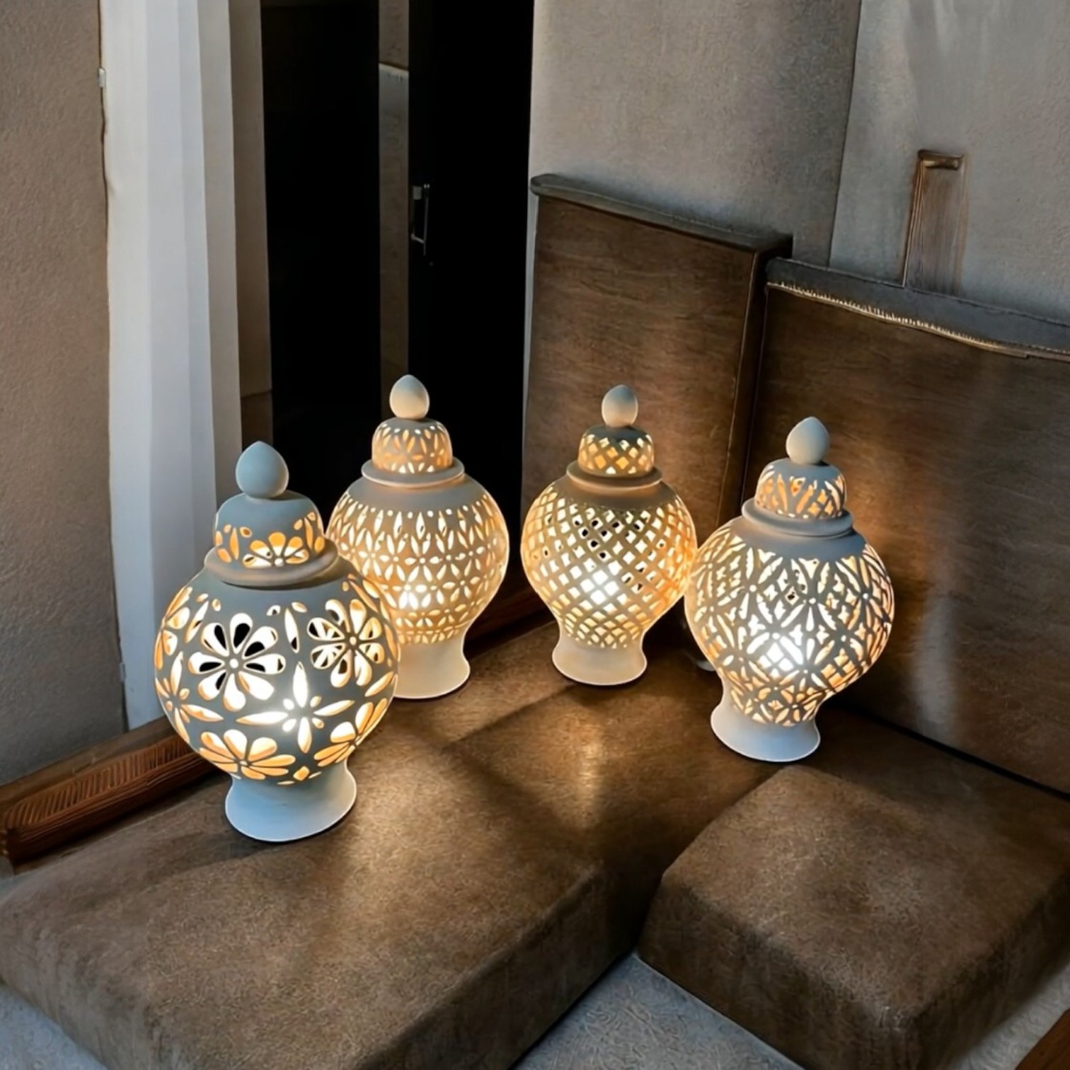 Nos luminaires en terre cuite sont des pièces décoratives à part entière. Inspirés des anciennes lampes à huile, ils ajoutent une touche chaleureuse et intime à vos soirées. Chaque luminaire est unique et réalisé à la main, avec des motifs et des finitions qui rappellent les traditions méditerranéennes.