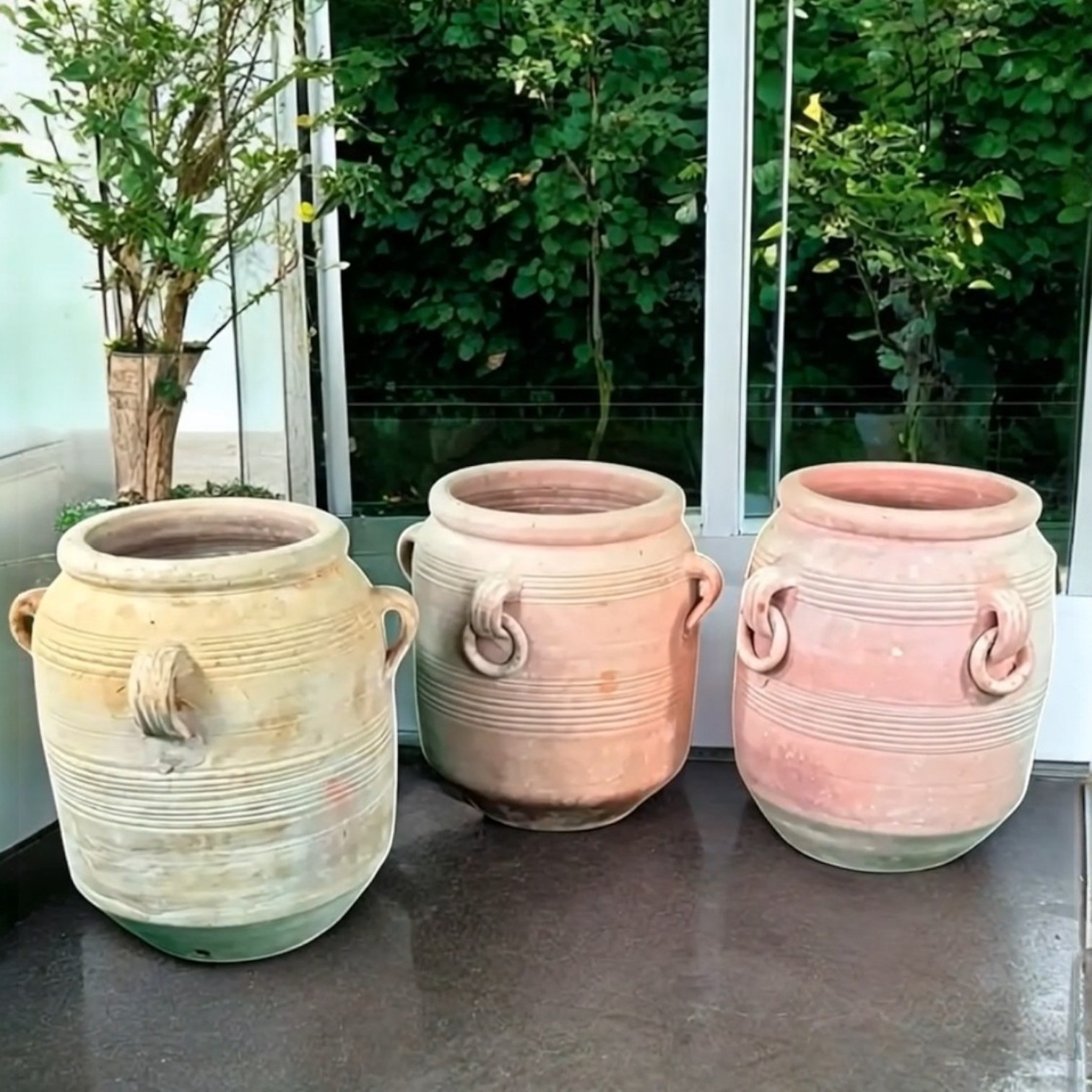 Nos pots de jardin sont conçus pour compléter vos espaces extérieurs avec style. Disponibles dans une variété de formes et de tailles, ces pots en terre cuite sont parfaits pour planter des fleurs, des arbustes ou des herbes aromatiques. Leur aspect naturel et leur finition artisanale permettent de créer un lien harmonieux entre vos plantes et votre décoration extérieure.