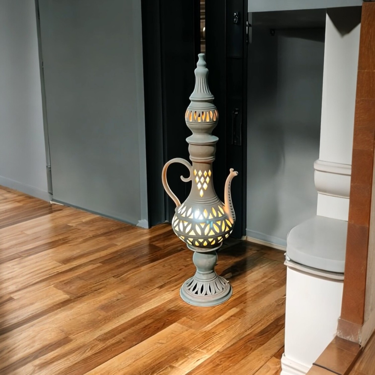 Nos luminaires en terre cuite sont des pièces décoratives à part entière. Inspirés des anciennes lampes à huile, ils ajoutent une touche chaleureuse et intime à vos soirées. Chaque luminaire est unique et réalisé à la main, avec des motifs et des finitions qui rappellent les traditions méditerranéennes.