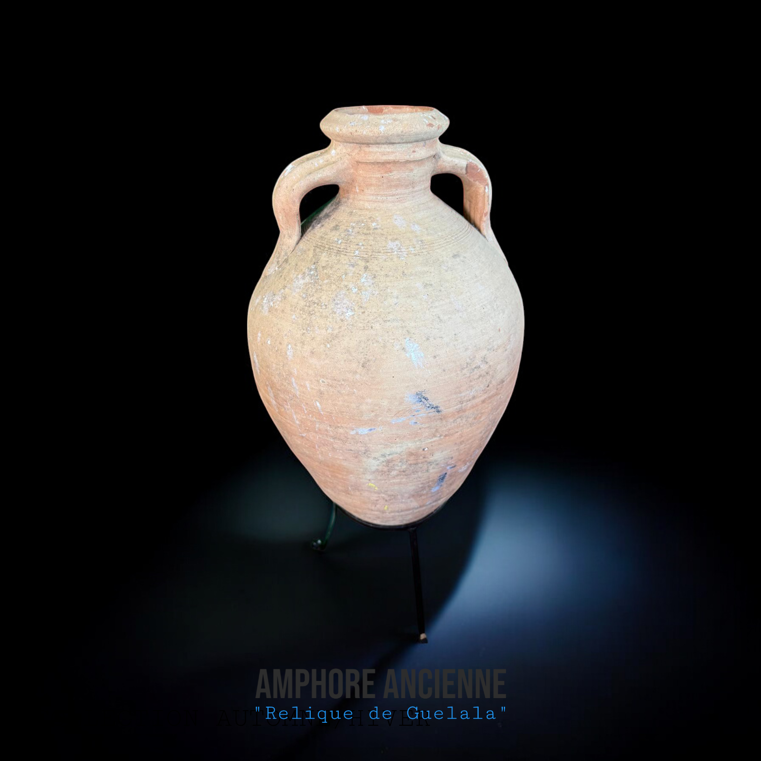 Amphore artisanale en terre cuite Relique de Guelala sur terrasse méditerranéenne
