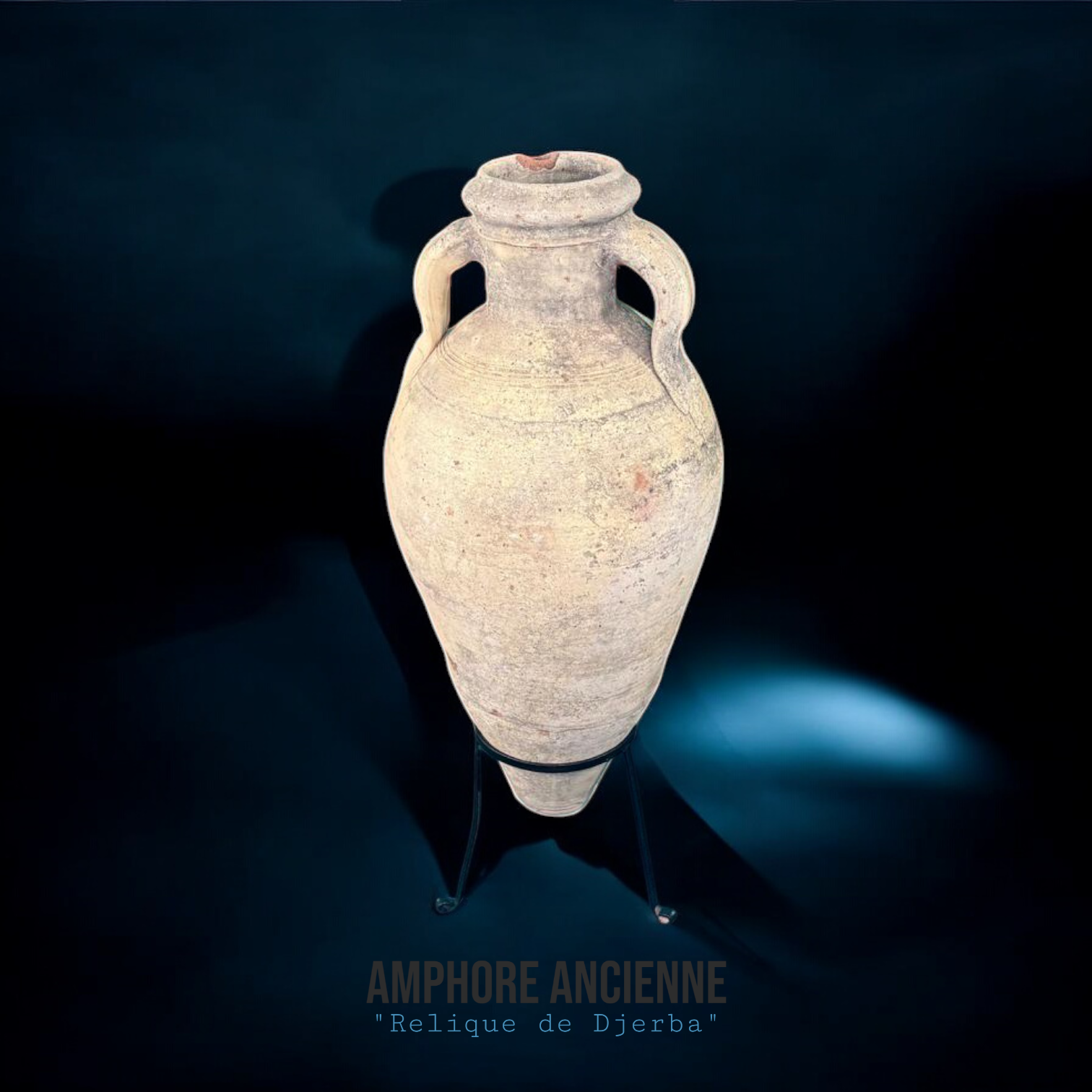 Amphore artisanale en terre cuite Relique de Djerba sur terrasse méditerranéenne