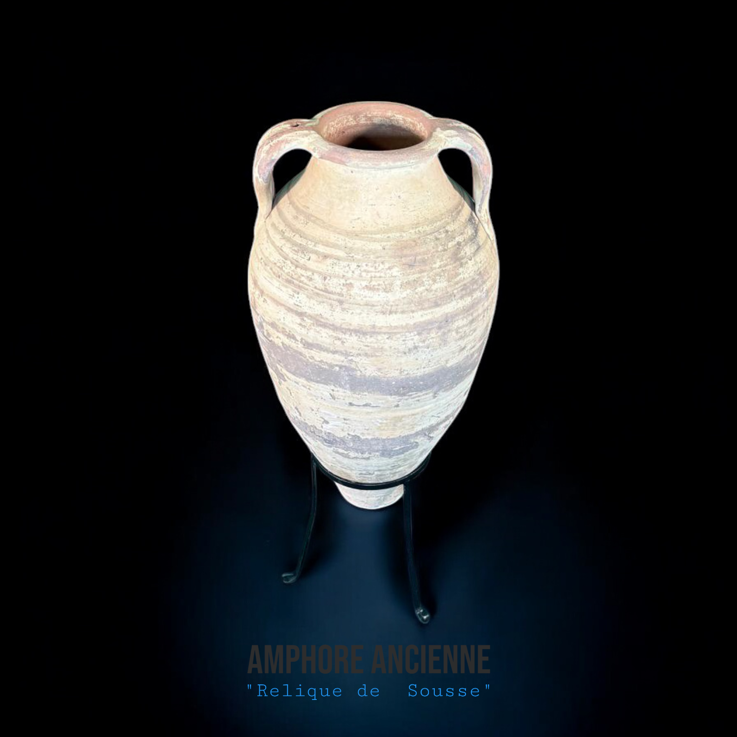 Amphore artisanale en terre cuite Relique de Sousse sur terrasse méditerranéenne