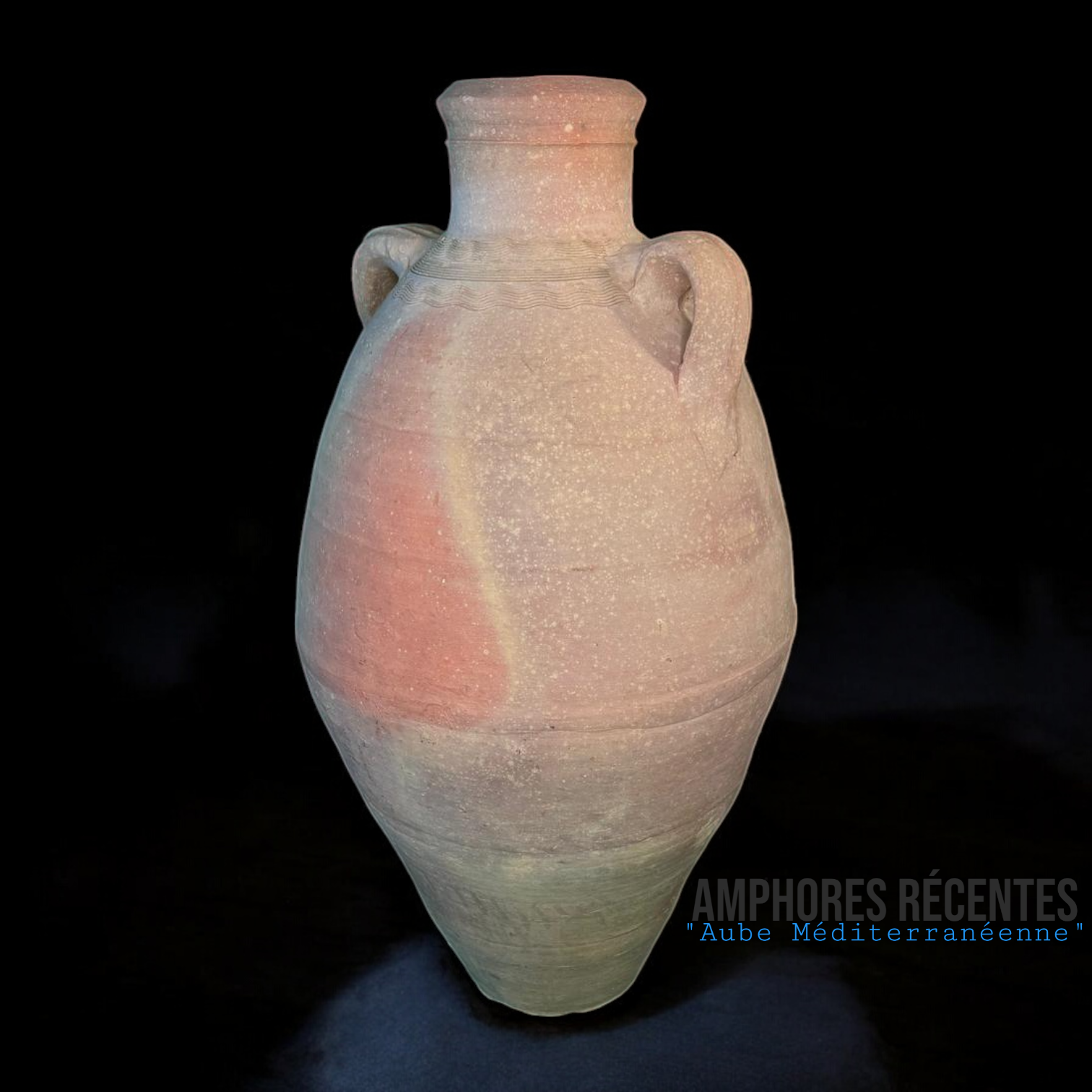 Jarre artisanale en terre cuite Aube Méditerranéenne sur terrasse ensoleillée