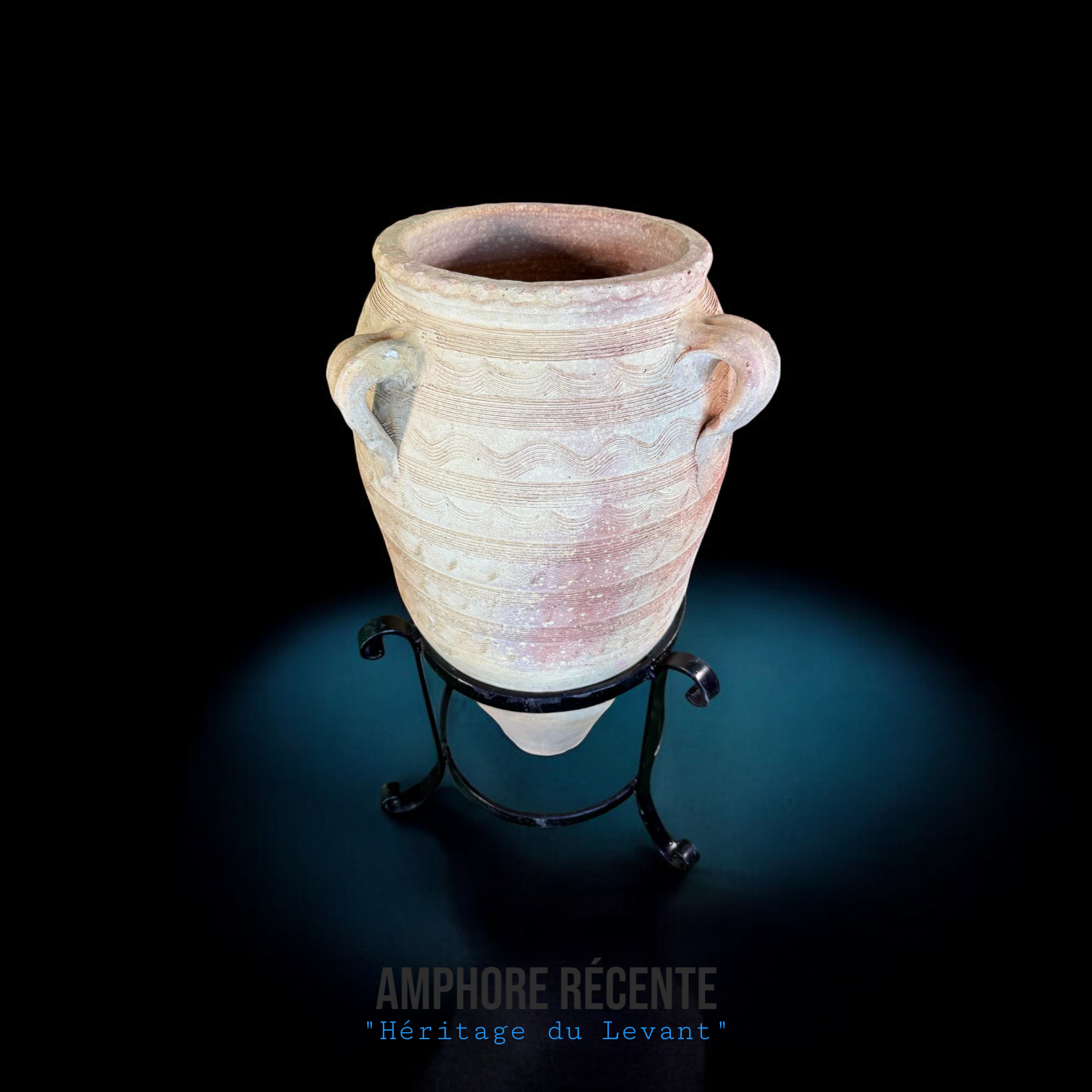 Amphore artisanale en terre cuite Héritage du Levant sur terrasse méditerranéenne