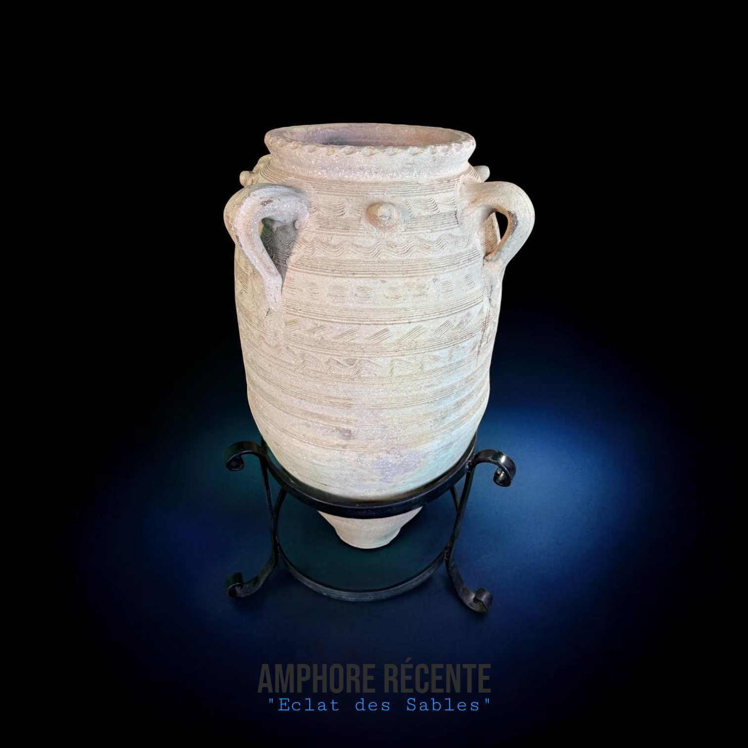 Amphore artisanale en terre cuite Éclat des Sables sur terrasse ensoleillée